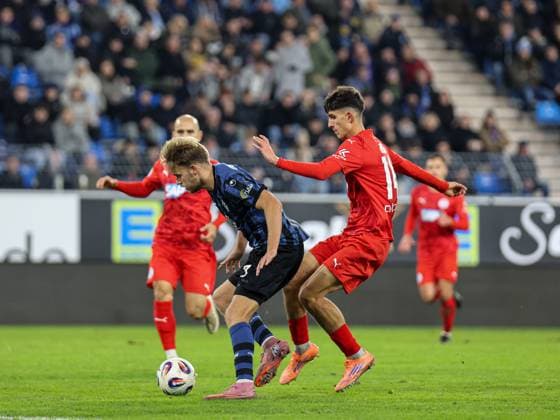 Nicklas Shipnoski (SV Waldhof Mannheim, 7) gegen Konrad Riehle (FC-Astoria Walldorf, 14) beim BfV Pokal-Viertelfinale: SV Waldhof Mannheim - FC-Astoria Walldorf am 12.11.25 in Carl Benz Stadion, Mannheim xamx Foto: Alfio Marino