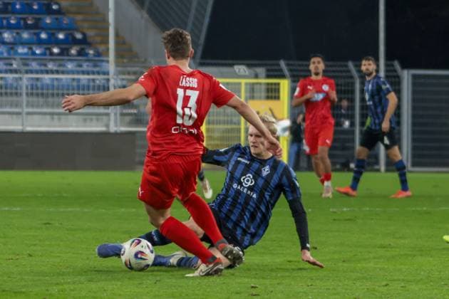 12.11.2025, xhettx, Fussball bfv-Rothaus Pokal 1 4 Finale, SV Waldhof Mannheim - FC Astoria Walldorf v.l. Emilian Lässig (FC Astoria Walldorf, 13) bleibt an Julian Rieckmann (SV Waldhof Mannheim 07, 21) hängen (DFL DFB REGULATIONS PROHIBIT ANY USE OF PHOTOGRAPHS as IMAGE SEQUENCES and or QUASI-VIDEO) Mannheim