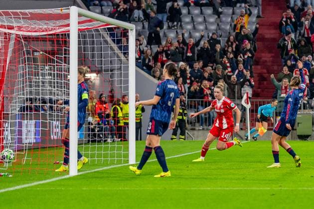 Alara Sehitler (FC Bayern Muenchen Frauen, 14) bei ihrem Tor zum 1:2 - Anschluss GER, FC Bayern Muenchen Frauen vs. Arsenal Woman FC, Fussball, Champions League Frauen, Ligaphase 3. Spieltag , Saison 2025 2026, 12.11.2025. GER, FC Bayern Muenchen Frauen vs. Arsenal Woman FC, Fussball, Champions League Frauen, Ligaphase 3. Spieltag , Saison 2025 2026, 12.11.2025. Muenchen Copyright: xEibner-Pressefoto FranzxFeinerx EP_HFR