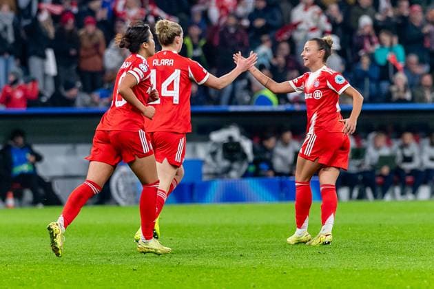 Momoko Tanikawa (FC Bayern Muenchen Frauen, 18) und Arianna Caruso (FC Bayern Muenchen Frauen, 27) bejubeln mit Alara Sehitler (FC Bayern Muenchen Frauen, 14) deren Tor zum 1:2 - Anschluss GER, FC Bayern Muenchen Frauen vs. Arsenal Woman FC, Fussball, Champions League Frauen, Ligaphase 3. Spieltag , Saison 2025 2026, 12.11.2025. GER, FC Bayern Muenchen Frauen vs. Arsenal Woman FC, Fussball, Champions League Frauen, Ligaphase 3. Spieltag , Saison 2025 2026, 12.11.2025. Muenchen Copyright: xEibner-Pressefoto FranzxFeinerx EP_HFR