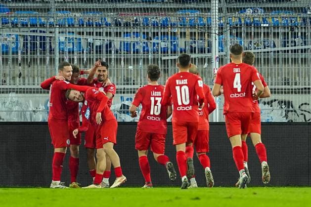 Fussball: bfv-ROTHAUS-Pokal, Viertelfinale, SV Waldhof Mannheim - FC Astoria Walldorf am 12.11.2025 in Mannheim (Carl Benz Stadion), Deutschland, Saison 2025 2026 DFL REGULATIONS PROHIBIT ANY USE OF PHOTOGRAPHS AS IMAGE SEQUENCES AND OR QUASI VIDEO: Kollektiver Jubel nach dem Tor von Felix Kendel (11, FCA). Mannheim Carl Benz Stadion Deutschland Copyright: xChristophxKinzingerx