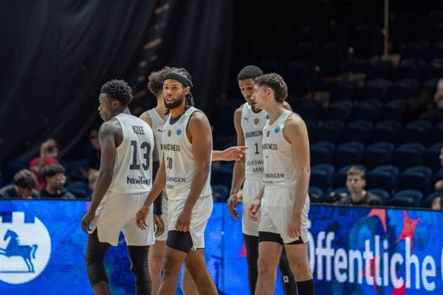 Deutschland, Basketball, FIBA, FIBA Europe Cup (Volkswagen Halle): Basketball Löwen Braunschweig - KB Trepca am 12.11. in Braunschweig (Volkswagen Halle): Braunschweiger team huddle Copyright: xSvenxHeidmannx