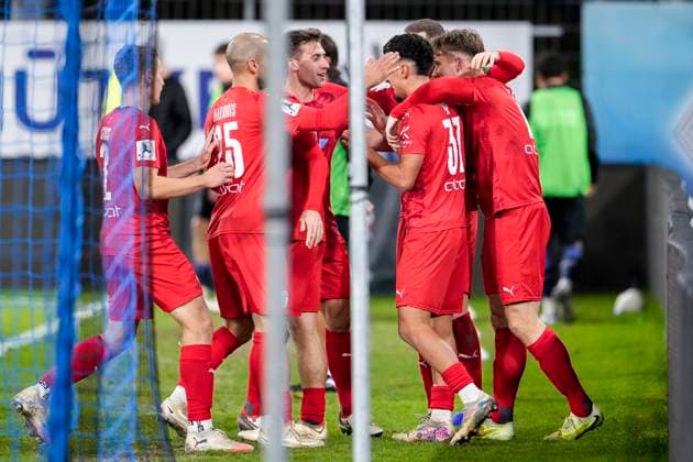 Spieler vom FC-Astoria Walldorf, jubeln über das Tor zum 0:1, Jubel, Torjubel, Torerfolg, celebrate the goal, goal, celebration, jubelt ueber das Tor, Freuen, Freude, freut sich, optimistisch, positiv, Spielszene, Highlight, Action, Aktion, 12.11.2025, Mannheim (Deutschland), Fussball, bfv-Rothaus-Pokal, Viertelfinale, SV Waldhof Mannheim - FC-Astoria Walldorf, DFB DFL REGULATIONS PROHIBIT ANY USE OF PHOTOGRAPHS AS IMAGE SEQUENCES AND OR QUASI-VIDEO.