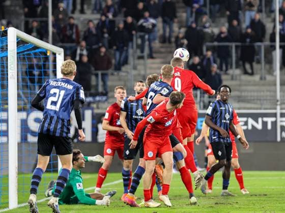 Marcel Carl (FC-Astoria Walldorf, 9) klärt per Kopf, Roy Dingler (Schiedsrichter) pfeift Foul an Tim Bjarne Hansen (FC-Astoria Walldorf, 1) beim BfV Pokal-Viertelfinale: SV Waldhof Mannheim - FC-Astoria Walldorf am 12.11.25 in Carl Benz Stadion, Mannheim xamx Foto: Alfio Marino