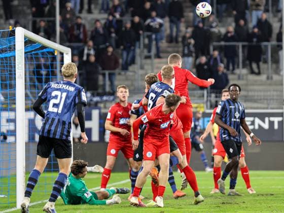 Marcel Carl (FC-Astoria Walldorf, 9) klärt per Kopf, Roy Dingler (Schiedsrichter) pfeift Foul an Tim Bjarne Hansen (FC-Astoria Walldorf, 1) beim BfV Pokal-Viertelfinale: SV Waldhof Mannheim - FC-Astoria Walldorf am 12.11.25 in Carl Benz Stadion, Mannheim xamx Foto: Alfio Marino