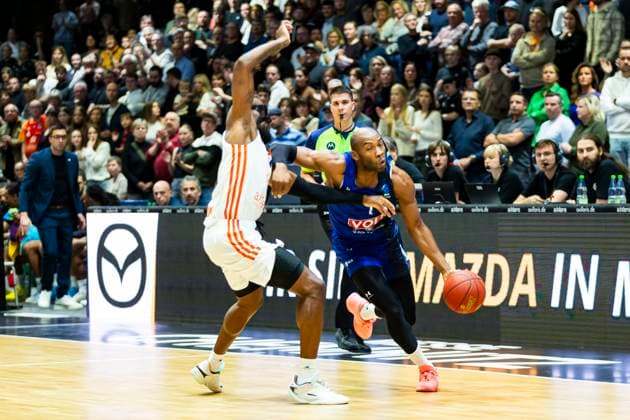 12.11.2025, xomx, Basketball EuroCup 2025, Niners Chemnitz - KK BuduÄ‡nost Podgorica v.l. John Newman III (Niners Chemnitz) und RASHEED SULAIMON (KK BuduÄ‡nost Podgorica) im Zweikampf am Ball. Chemnitz