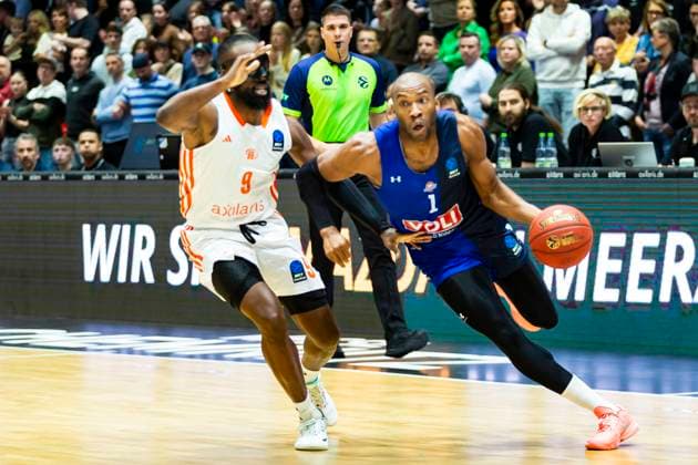 12.11.2025, xomx, Basketball EuroCup 2025, Niners Chemnitz - KK BuduÄ‡nost Podgorica v.l. John Newman III (Niners Chemnitz) und RASHEED SULAIMON (KK BuduÄ‡nost Podgorica) im Zweikampf am Ball. Chemnitz