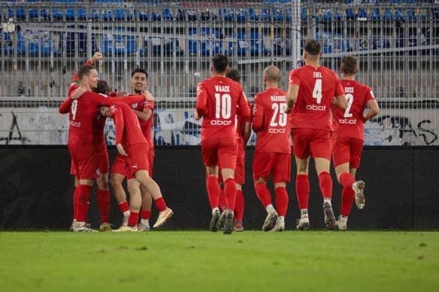 12.11.2025, xhettx, Fussball bfv-Rothaus Pokal 1 4 Finale, SV Waldhof Mannheim - FC Astoria Walldorf v.l. Jubel über das 0:1 durch Felix Kendel (FC Astoria Walldorf, 11 (DFL DFB REGULATIONS PROHIBIT ANY USE OF PHOTOGRAPHS as IMAGE SEQUENCES and or QUASI-VIDEO) Mannheim