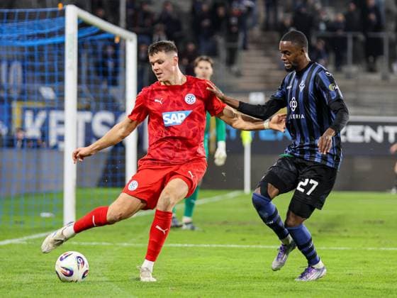 Dennis Egel (FC-Astoria Walldorf, 4) klärt vor Adama Diakhaby (SV Waldhof Mannheim, 27) beim BfV Pokal-Viertelfinale: SV Waldhof Mannheim - FC-Astoria Walldorf am 12.11.25 in Carl Benz Stadion, Mannheim xamx Foto: Alfio Marino
