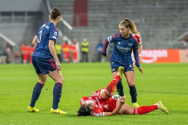 Momoko Tanikawa 18 (FC Bayern Muenchen Frauen) wird gefoult von Emily Fox 2 (FC Arsenal WFC), FC Bayern Frauen Muenchen - FC Arsenal, Champions League 3. Spieltag, 12.11.25 DFB regulations prohibit any use of photographs as image sequences and or quasi-video. (kolbert-press) Muenchen Bayern Deutschland