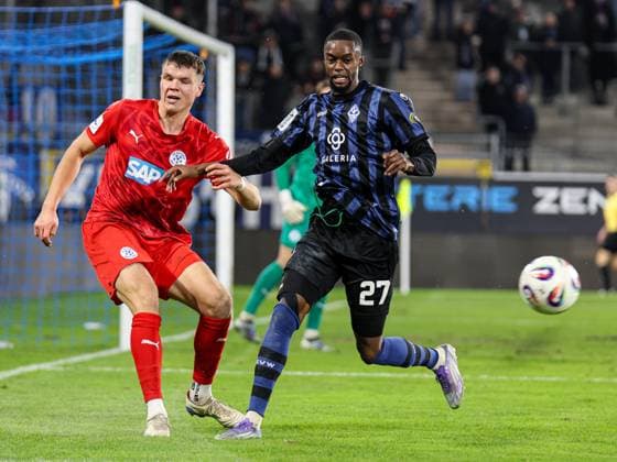 Dennis Egel (FC-Astoria Walldorf, 4) klärt vor Adama Diakhaby (SV Waldhof Mannheim, 27) beim BfV Pokal-Viertelfinale: SV Waldhof Mannheim - FC-Astoria Walldorf am 12.11.25 in Carl Benz Stadion, Mannheim xamx Foto: Alfio Marino