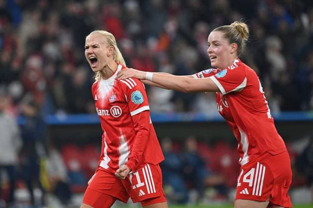 Torjubel Pernile HARDER (FCB) nach Tor zum 2-2, Jubel,Freude,Begeisterung, re:Alara SEHITLER (FCB), FC Bayern Muenchen - Arsenal WFC Fussball Champions League der Frauen Matchday 3 am 12.11.2025 A L L I A N Z A R E N A .