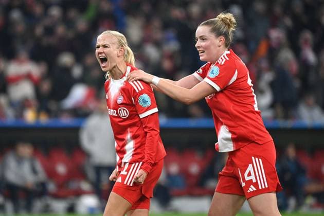 Torjubel Pernile HARDER (FCB) nach Tor zum 2-2, Jubel,Freude,Begeisterung, re:Alara SEHITLER (FCB), FC Bayern Muenchen - Arsenal WFC Fussball Champions League der Frauen Matchday 3 am 12.11.2025 A L L I A N Z A R E N A .
