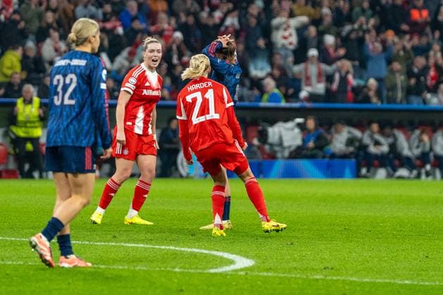 Alara Sehitler (14 Bayern) und Pernille Harder (21 Bayern) jubeln über das Tor zum 2-2 beim UEFA Womens Champions League Spiel FC Bayern München - Arsenal Women FC am 12.11.2025. München Allianz Arena Bayern Deutschland