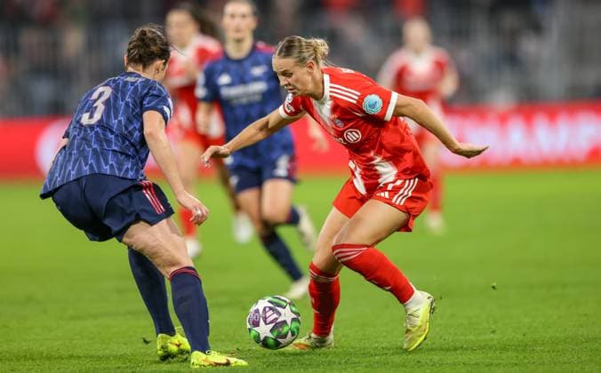 DEU, München, FC Bayern München vs Arsenal London, Women s Champions League, UEFA, Saison 2526, Allianz Arena, 3. Spieltag im Bild v.l.n.r: Lotte Wubben‘Moy (Arsenal London 3), Klara Bühl (Bayern München 17) DFB DFL REGULATIONS PROHIBIT ANY USE OF PHOTOGRAPHS AS IMAGE SEQUENCES AND OR QUASI-VIDEO, 12.11.2025 Copyright: HMBxMedia HendrikxHamelau