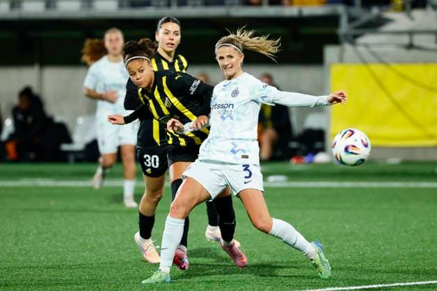 GOTHENBURG, SWEDEN 20251112 Häcken s Felicia Schröder and Helena Sampaio against Inter s Katie Bowen during the UEFA Women s Europa Cup football match between BK Häcken FF and Inter at Bravida Arena (Hisingen Arena) in Gothenburg, Sweden November 12, 2025. GÖTEBORG SWEDEN x9200x
