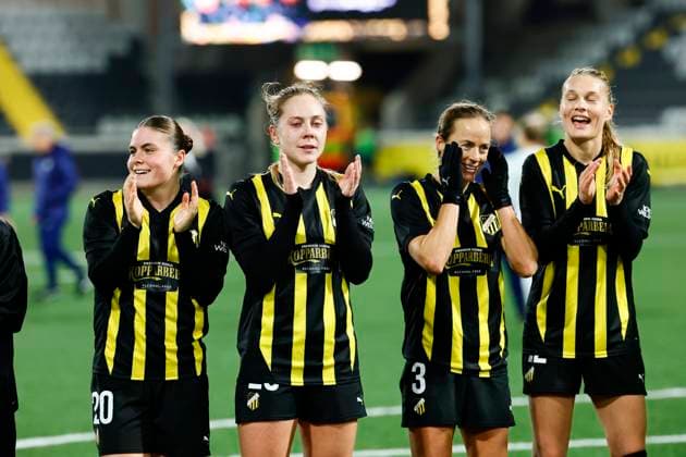 GÖTEBORG, SVERIGE 20251112 Häckens Hanna Wijk, Alice Bergström, Aivi Luik och Stine Sandbech tackar publiken efter vinsten 1-0, efter onsdagens fotbollsmatch i damernas Europa Cup mellan BK Häcken FF och Inter pa Bravida Arena (Hisingen Arena). GÖTEBORG SVERIGE x9200x