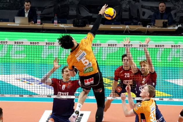 DEU, DVV, 1.VBL, BR Volleys vs. SVG Lueneburg, 12.11.2025, Max-Schmeling-Halle, Berlin, DEU, DVV, 1.VBL, BR Volleys vs. SVG Lueneburg, im Bild Nehemiah Mote (BR Volleys 5), Jackson Howe (Lueneburg 6), l28 , Daniel Gruvaeus (Lueneburg 2)
