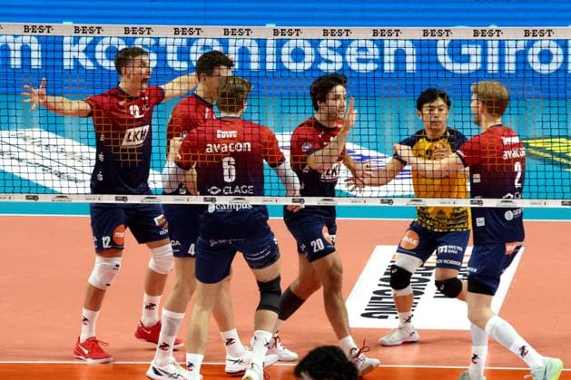 DEU, DVV, 1.VBL, BR Volleys vs. SVG Lueneburg, 12.11.2025, Max-Schmeling-Halle, Berlin, DEU, DVV, 1.VBL, BR Volleys vs. SVG Lueneburg, im Bild Lueneburger-Spielerkreis