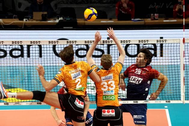 DEU, DVV, 1.VBL, BR Volleys vs. SVG Lueneburg, 12.11.2025, Max-Schmeling-Halle, Berlin, DEU, DVV, 1.VBL, BR Volleys vs. SVG Lueneburg, im Bild Matthew Knigge (BR Volleys 2), Fedor Ivanov (BR Volleys 33), Ethan Champlin (Lueneburg 20)