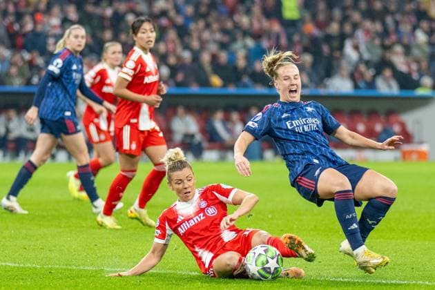 Linda Dallmann 10 (FC Bayern Muenchen Frauen) im Zweikampf mit Beth Mead 9 (FC Arsenal WFC), FC Bayern Frauen Muenchen - FC Arsenal, Champions League 3. Spieltag, 12.11.25 DFB regulations prohibit any use of photographs as image sequences and or quasi-video. (kolbert-press) Muenchen Bayern Deutschland
