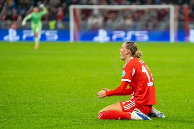 Klara Bühl (17 FC Bayern) jubelt über das Tor zum 3-2 beim UEFA Womens Champions League Spiel FC Bayern München - Arsenal Women FC am 12.11.2025. München Allianz Arena Bayern Deutschland