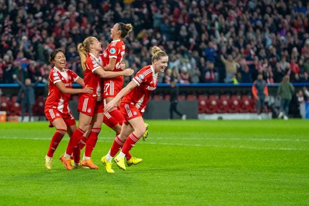 Momoko Tanikawa (18 Bayern), Glodis Viggosdottir (4 FC Bayern) , Alara Sehitler (14 Bayern) , Pernille Harder (21 Bayern) und Arianna Caruso (27 Bayern) jubeln über das Tor zum 3-2 beim UEFA Womens Champions League Spiel FC Bayern München - Arsenal Women FC am 12.11.2025. München Allianz Arena Bayern Deutschland