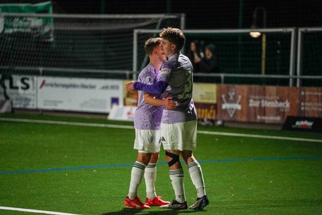 12.11.2025, xdaymx, Fussball Sparkassen-Pokal Saar, SV Auersmacher - FC 08 Homburg Torjubel zum 0:2 für Homburg (DFL DFB REGULATIONS PROHIBIT ANY USE OF PHOTOGRAPHS as IMAGE SEQUENCES and or QUASI-VIDEO) Kleinblittersdorf