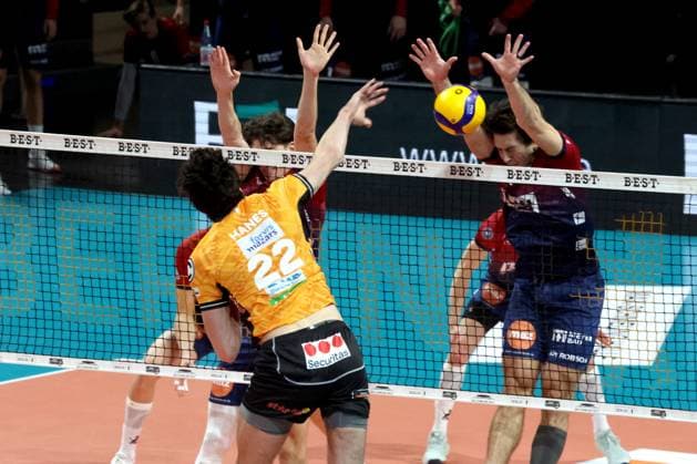 DEU, DVV, 1.VBL, BR Volleys vs. SVG Lueneburg, 12.11.2025, Max-Schmeling-Halle, Berlin, DEU, DVV, 1.VBL, BR Volleys vs. SVG Lueneburg, im Bild Jake Hanes (BR Volleys 22), Ethan Champlin (Lueneburg 20)