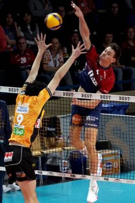 DEU, DVV, 1.VBL, BR Volleys vs. SVG Lueneburg, 12.11.2025, Max-Schmeling-Halle, Berlin, DEU, DVV, 1.VBL, BR Volleys vs. SVG Lueneburg, im Bild Nolan Flexen (BR Volleys 9), Christopher Byam (Lueneburg 4)
