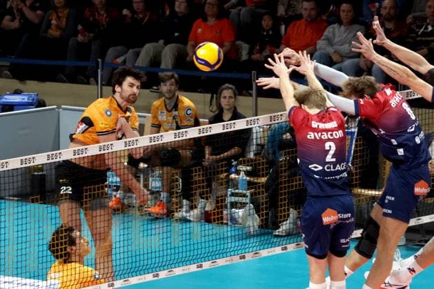 DEU, DVV, 1.VBL, BR Volleys vs. SVG Lueneburg, 12.11.2025, Max-Schmeling-Halle, Berlin, DEU, DVV, 1.VBL, BR Volleys vs. SVG Lueneburg, im Bild Jake Hanes (BR Volleys 22), Daniel Gruvaeus (Lueneburg 2), Jackson Howe (Lueneburg 6)