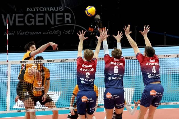 DEU, DVV, 1.VBL, BR Volleys vs. SVG Lueneburg, 12.11.2025, Max-Schmeling-Halle, Berlin, DEU, DVV, 1.VBL, BR Volleys vs. SVG Lueneburg, im Bild Jake Hanes (BR Volleys 22), Daniel Gruvaeus (Lueneburg 2), Jackson Howe (Lueneburg 6), Christopher Byam (Lueneburg 4)