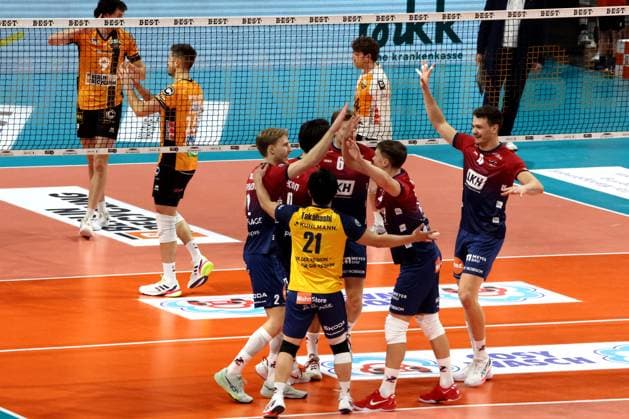 DEU, DVV, 1.VBL, BR Volleys vs. SVG Lueneburg, 12.11.2025, Max-Schmeling-Halle, Berlin, DEU, DVV, 1.VBL, BR Volleys vs. SVG Lueneburg, im Bild Lueneburger-Spielerkreis, BR Volleys-Spielerkreis
