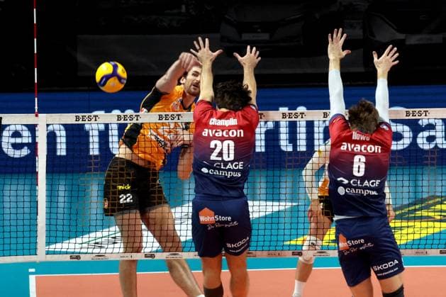 DEU, DVV, 1.VBL, BR Volleys vs. SVG Lueneburg, 12.11.2025, Max-Schmeling-Halle, Berlin, DEU, DVV, 1.VBL, BR Volleys vs. SVG Lueneburg, im Bild Jake Hanes (BR Volleys 22), Ethan Champlin (Lueneburg 20), Jackson Howe (Lueneburg 6)