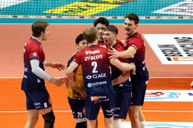 DEU, DVV, 1.VBL, BR Volleys vs. SVG Lueneburg, 12.11.2025, Max-Schmeling-Halle, Berlin, DEU, DVV, 1.VBL, BR Volleys vs. SVG Lueneburg, im Bild Lueneburger-Spielerkreis