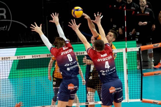 DEU, DVV, 1.VBL, BR Volleys vs. SVG Lueneburg, 12.11.2025, Max-Schmeling-Halle, Berlin, DEU, DVV, 1.VBL, BR Volleys vs. SVG Lueneburg, im Bild Moritz Reichert (BR Volleys 15), Jackson Howe (Lueneburg 6), Christopher Byam (Lueneburg 4)