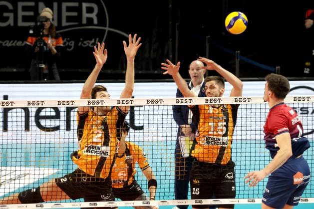 DEU, DVV, 1.VBL, BR Volleys vs. SVG Lueneburg, 12.11.2025, Max-Schmeling-Halle, Berlin, DEU, DVV, 1.VBL, BR Volleys vs. SVG Lueneburg, im Bild Matthew Knigge (BR Volleys 2), Moritz Reichert (BR Volleys 15), Christopher Byam (Lueneburg 4)
