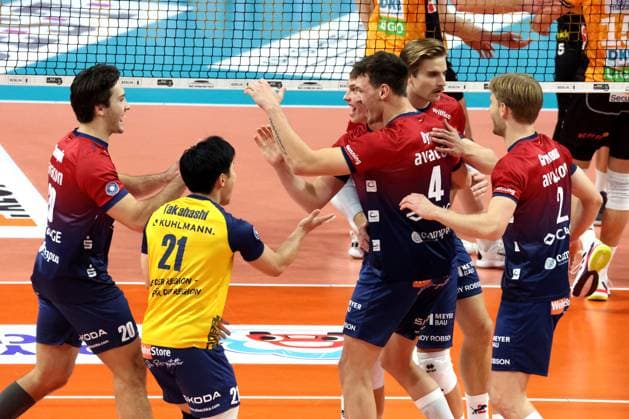 DEU, DVV, 1.VBL, BR Volleys vs. SVG Lueneburg, 12.11.2025, Max-Schmeling-Halle, Berlin, DEU, DVV, 1.VBL, BR Volleys vs. SVG Lueneburg, im Bild Lueneburger-Spielerkreis