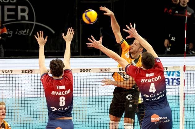 DEU, DVV, 1.VBL, BR Volleys vs. SVG Lueneburg, 12.11.2025, Max-Schmeling-Halle, Berlin, DEU, DVV, 1.VBL, BR Volleys vs. SVG Lueneburg, im Bild Moritz Reichert (BR Volleys 15), Cole Young (Lueneburg 8), Christopher Byam (Lueneburg 4)