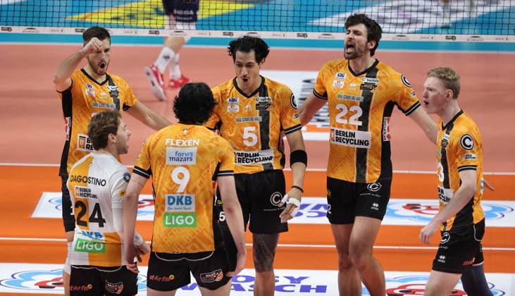 Moritz Reichert, Kyle Dagostino, Nolan Flexen, Nehemiah Mote, Jake Hanes, Fedor Ivanov jubelt Freude Emotion Jubel Volleyball Bundesliga Herren Saison 2024 2026 12.11.2025 BR Volleys Berlin BRV vs SVG Lüneburg