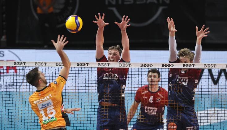 Moritz Reichert im Angriff, Santeri Välimaa, Christopher Byam, Daniel Gruvaeus Volleyball Bundesliga Herren Saison 2024 2026 12.11.2025 BR Volleys Berlin BRV vs SVG Lüneburg