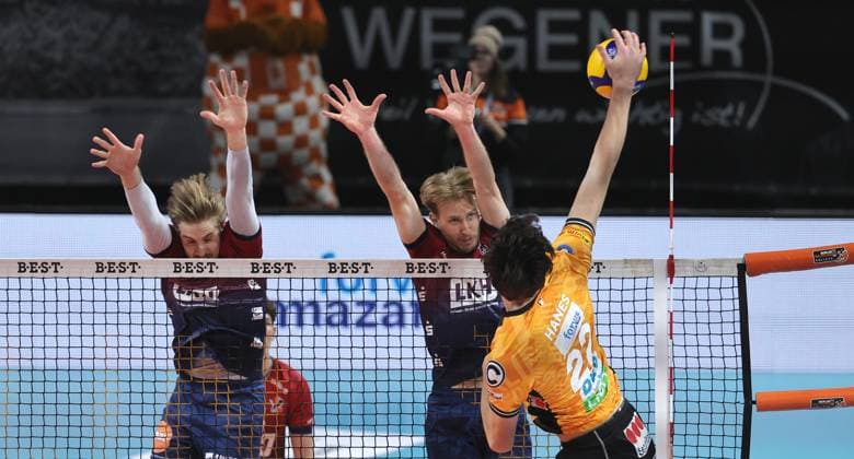 Daniel Gruvaeus, Santeri Välimaa, Jake Hanes im Angriff Zweikampf Spielszene Aktion Volleyball Bundesliga Herren Saison 2024 2026 12.11.2025 BR Volleys Berlin BRV vs SVG Lüneburg