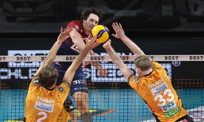 Ethan Champlin im Angriff, Matthew Knigge, Fedor Ivanov Zweikampf Spielszene Aktion Volleyball Bundesliga Herren Saison 2024 2026 12.11.2025 BR Volleys Berlin BRV vs SVG Lüneburg *** Ethan Champlin in attack, Matthew Knigge, Fedor Ivanov duel Match scene Action Sport Volleyball Bundesliga Men Season 2024 2026 12 11 2025 BR Volleys Berlin BRV vs SVG Lüneburg