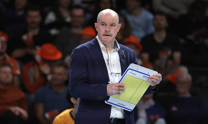Trainer Joel Banks nachdenklich Aktion Oberkörper Volleyball Bundesliga Herren Saison 2024 2026 12.11.2025 BR Volleys Berlin BRV vs SVG Lüneburg