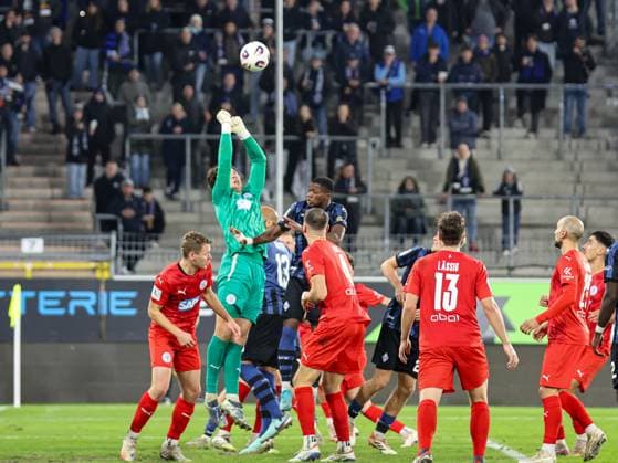 Tim Bjarne Hansen (FC-Astoria Walldorf, 1) springt am höchsten und kann mit den Händen klären beim BfV Pokal-Viertelfinale: SV Waldhof Mannheim - FC-Astoria Walldorf am 12.11.25 in Carl Benz Stadion, Mannheim xamx Foto: Alfio Marino