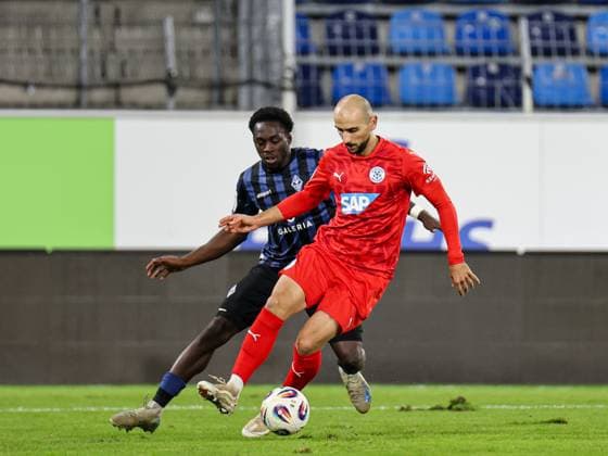 Iosif Maroudis (FC-Astoria Walldorf, 25) am Ball, hinter ihm Kennedy Okpala (SV Waldhof Mannheim, 32) beim BfV Pokal-Viertelfinale: SV Waldhof Mannheim - FC-Astoria Walldorf am 12.11.25 in Carl Benz Stadion, Mannheim xamx Foto: Alfio Marino