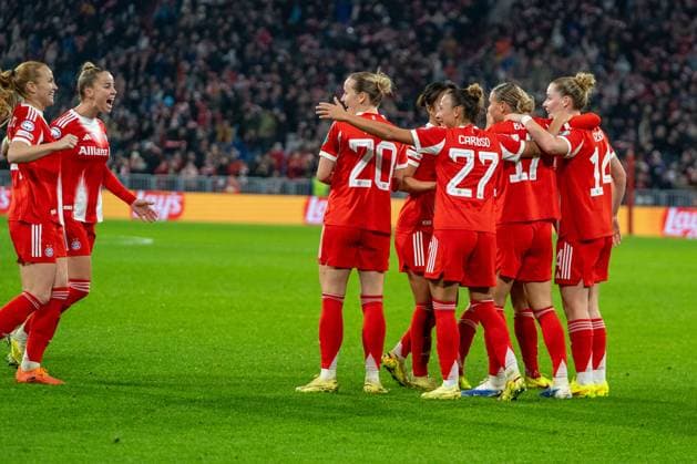 Giulia Gwinn (7 FC Bayern), Stine Ballisager (3 Bayern) , Franziska Kett (20 Bayern) , Arianna Caruso (27 Bayern) , Pernille Harder (21 Bayern) , Klara Bühl (17 FC Bayern) und Alara Sehitler (14 Bayern) jubeln über das Tor zum 3-2 beim UEFA Womens Champions League Spiel FC Bayern München - Arsenal Women FC am 12.11.2025. München Allianz Arena Bayern Deutschland