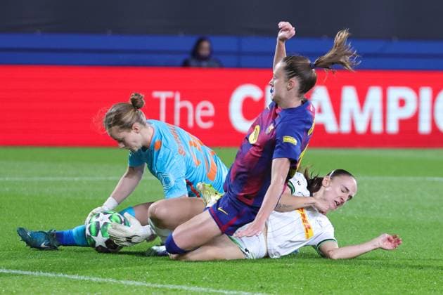 251112 UWCL Barcelona vs OH Leuven goalkeeper Lowiese Seynhaeve (29) of OH Leuven, Caroline Graham Hansen (10) of Barcelona and Zenia Mertens (6) of OH Leuven pictured during the soccer match between Barcelona (ESP) and OH Leuven (BEL), match day 3 of league phase of 2025-2026 season of UEFA Womens Champions League , on Wednesday 12 November 2025 in Barcelona, Spain. PHOTO SPORTPIX Sevil OKTEM BARCELONA Estadi Johan Cruyff SPAIN  Copyright: xSportpix.bex xSevilxOktemxSevilxOktemx