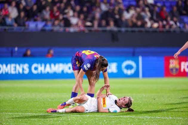251112 UWCL Barcelona vs OH Leuven Kika Nazareth (18) of Barcelona checking up on Sara Pusztai (8) of OH Leuven pduring the soccer match between Barcelona (ESP) and OH Leuven (BEL), match day 3 of league phase of 2025-2026 season of UEFA Womens Champions League , on Wednesday 12 November 2025 in Barcelona, Spain. PHOTO SPORTPIX Sevil OKTEM BARCELONA Estadi Johan Cruyff SPAIN  Copyright: xSportpix.bex xSevilxOktemxSevilxOktemx
