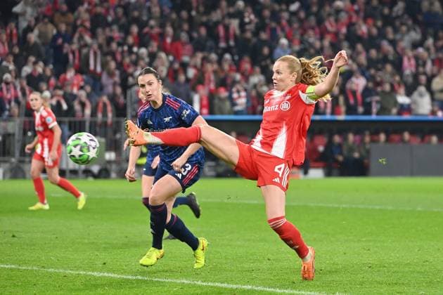 Tor Glodis Perla VIGGOSDOTTIR (FCB) zum 3-2, Aktion,Torschuss geen Lotte Wubben-Moy (Arsenal). FC Bayern Muenchen - Arsenal WFC Fussball Champions League der Frauen Matchday 3 am 12.11.2025 A L L I A N Z A R E N A .